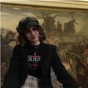 Studentessa amante delle discipline umanistiche impartisce lezioni private